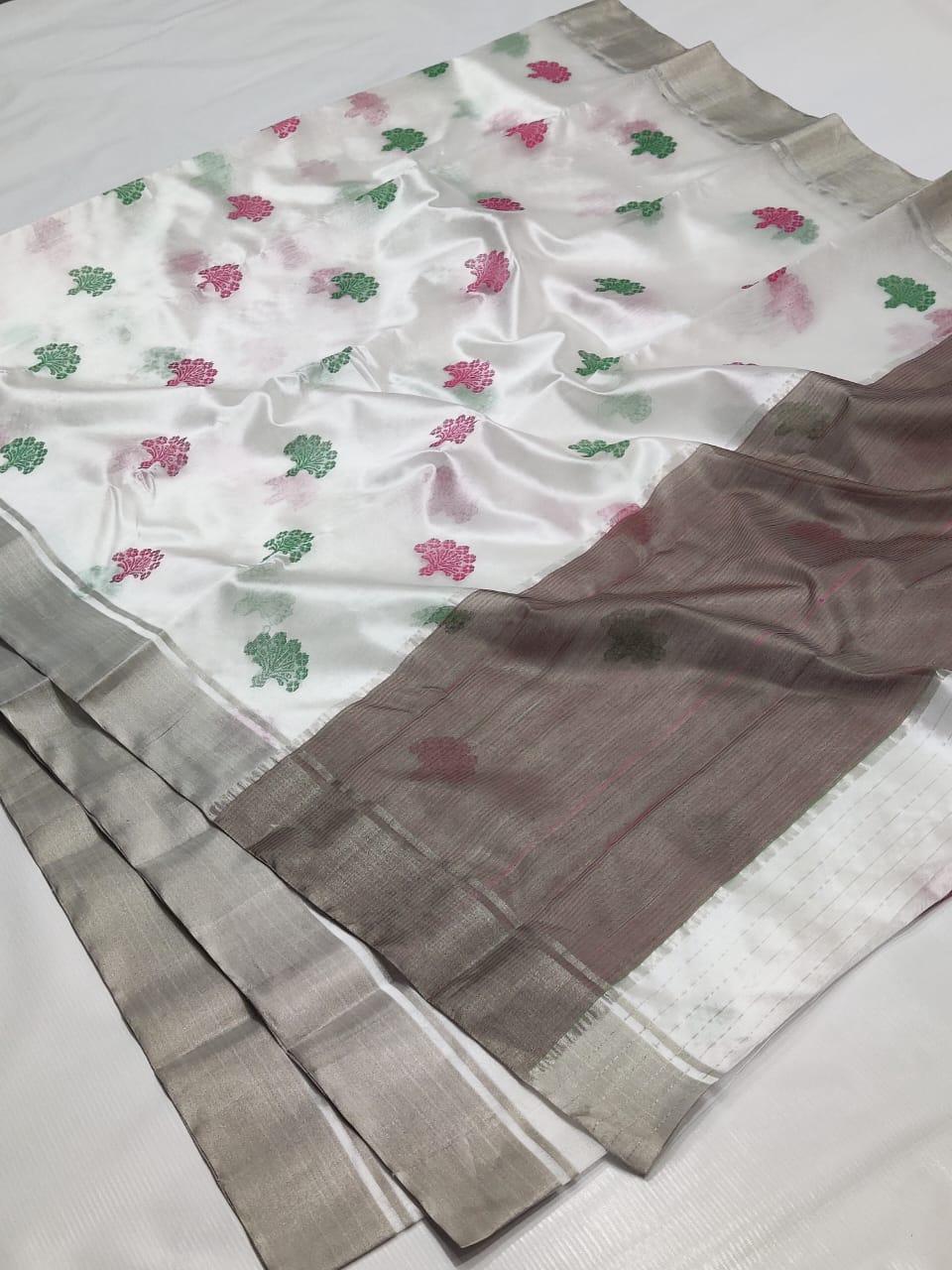 Handwoven Timberwolf Color Chanderi Pattu Silk Saree - Authentic Chanderi silk sarees Chanderi Saree - View 1