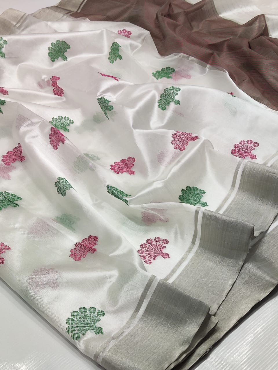 Handwoven Timberwolf Color Chanderi Pattu Silk Saree - Authentic Chanderi silk sarees Chanderi Saree - View 2
