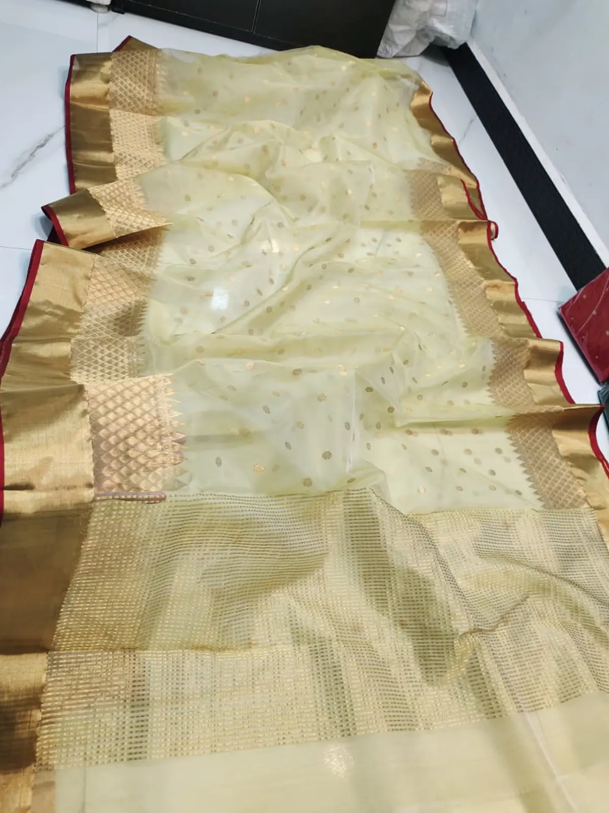 Handwoven Champagne Haze & Antique Gold Champagne Haze with Antique Gold Kadiyal Zari Chanderi Silk - Authentic Chanderi Silk Saree Chanderi Saree - View 1