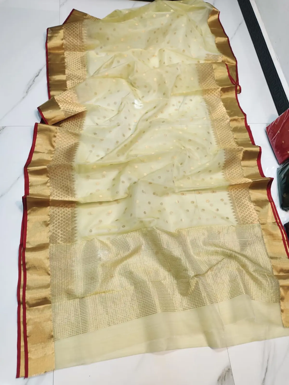 Handwoven Champagne Haze & Antique Gold Champagne Haze with Antique Gold Kadiyal Zari Chanderi Silk - Authentic Chanderi Silk Saree Chanderi Saree - View 2