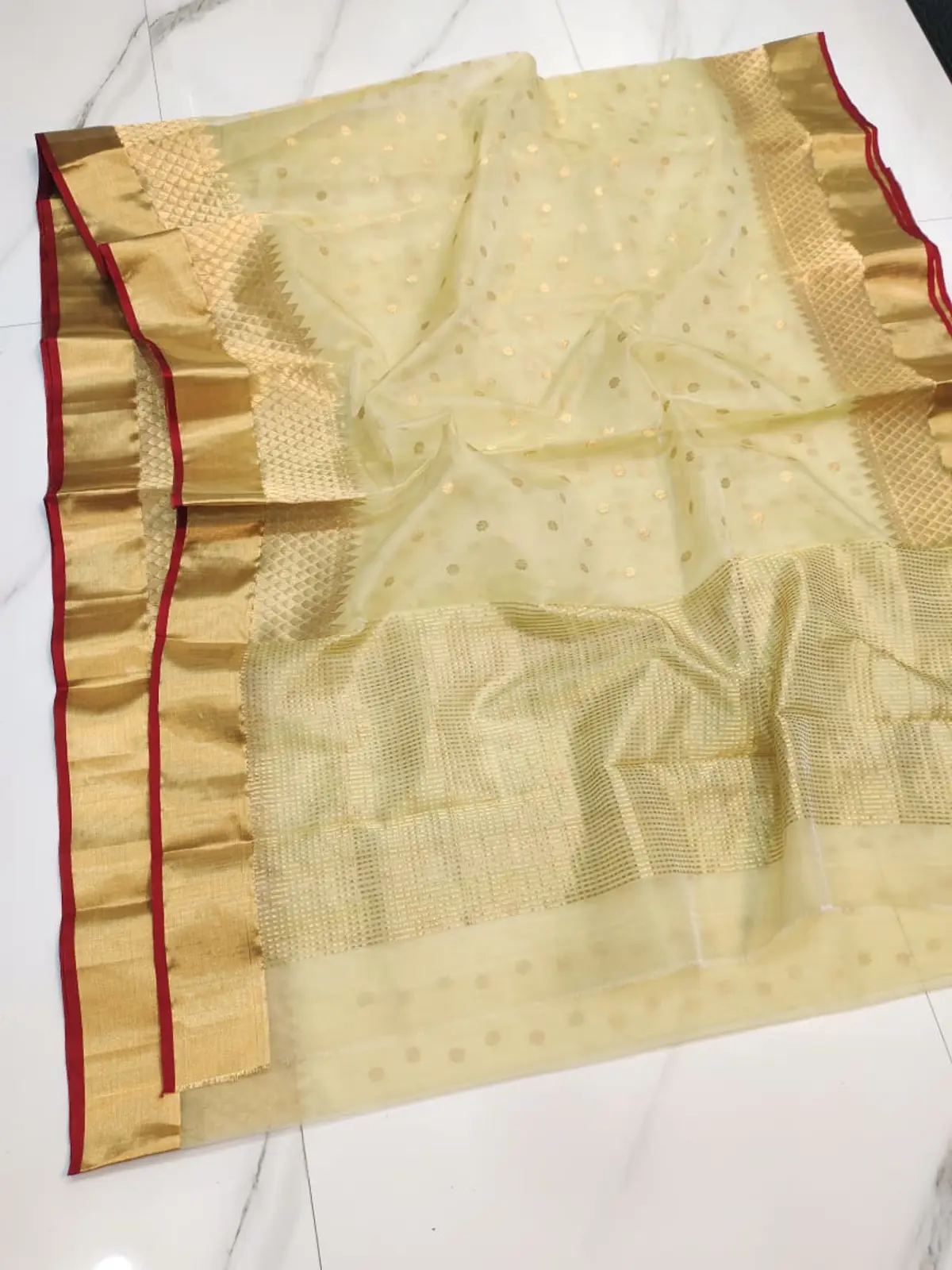 Handwoven Champagne Haze & Antique Gold Champagne Haze with Antique Gold Kadiyal Zari Chanderi Silk - Authentic Chanderi Silk Saree Chanderi Saree - View 3