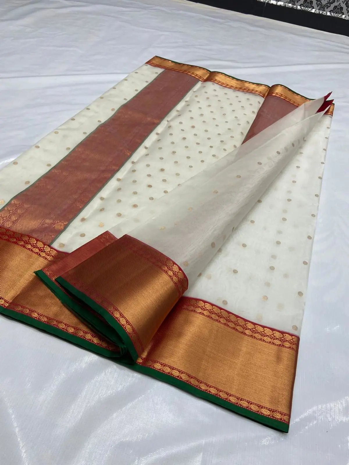 Handwoven Creamy Ivory & Gilded Butteflies Creamy Ivory with Gilded Butteflies Kataan Silk - Authentic Chanderi Silk Saree Chanderi Saree - View 3