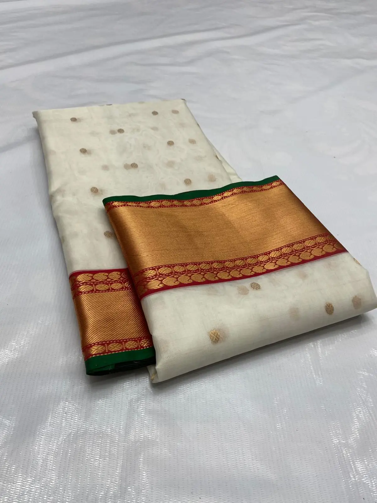 Handwoven Creamy Ivory & Gilded Butteflies Creamy Ivory with Gilded Butteflies Kataan Silk - Authentic Chanderi Silk Saree Chanderi Saree - View 4