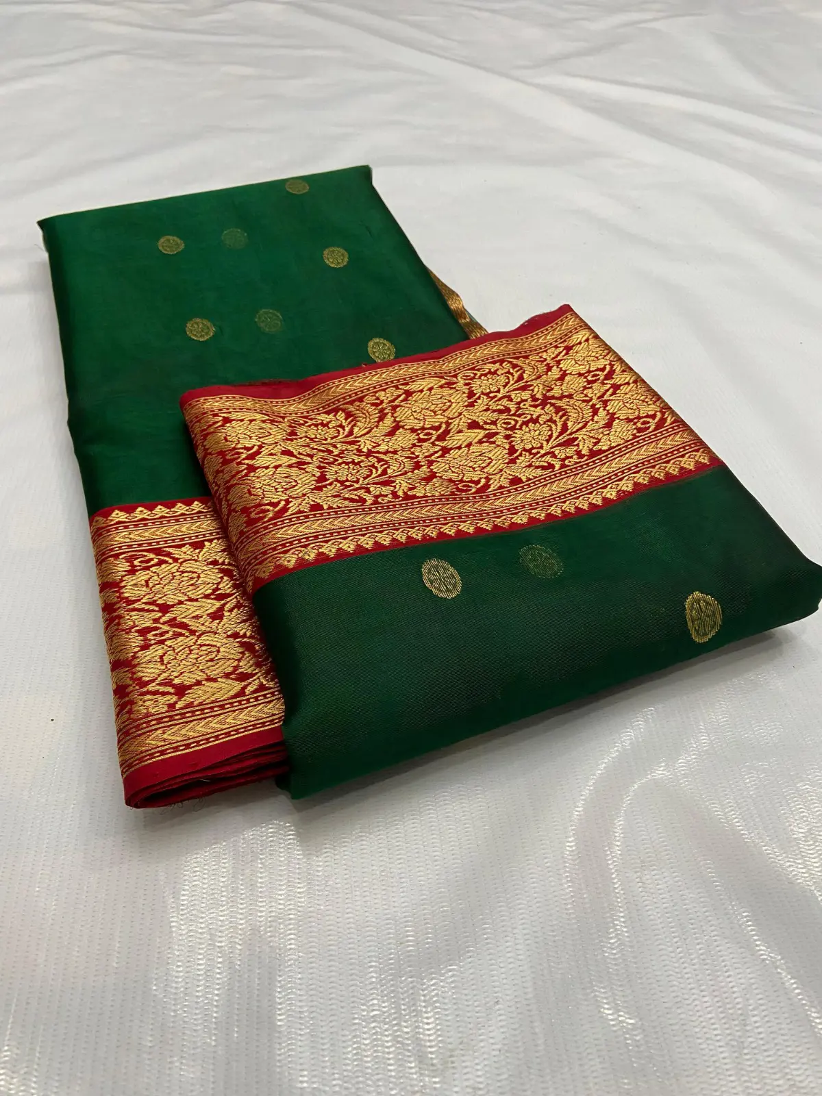 Handwoven Emerald Green with Ruby Red Contrast Emerald Green with Antique Gold Zari Bootis Kataan Silk - Authentic Chanderi Silk Saree Chanderi Saree - View 3