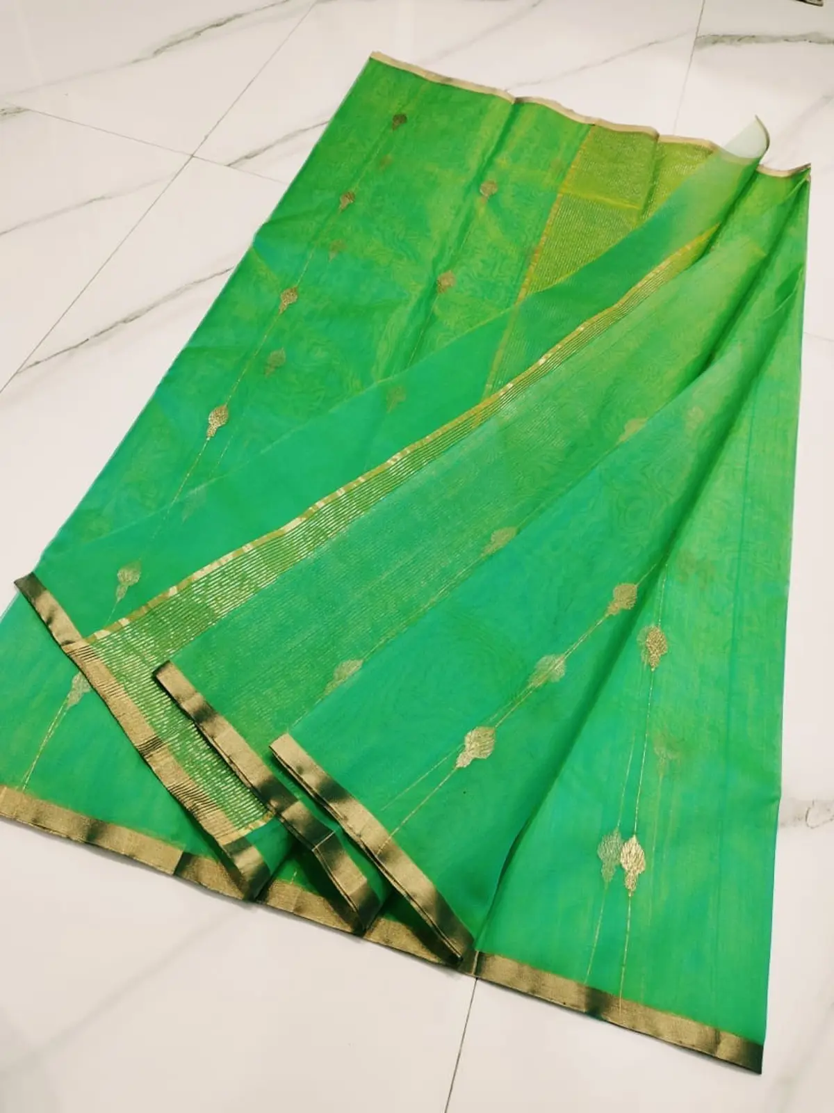 Handwoven Emerald Green & Antique Gold Emerald Green with Gold Leaf Motifs Kataan Silk - Authentic Chanderi Silk Saree Chanderi Saree - View 2