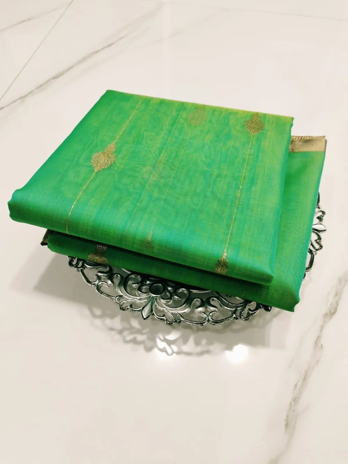 Handwoven Emerald Green & Antique Gold Emerald Green with Gold Leaf Motifs Kataan Silk - Authentic Chanderi Silk Saree Chanderi Saree - View 3