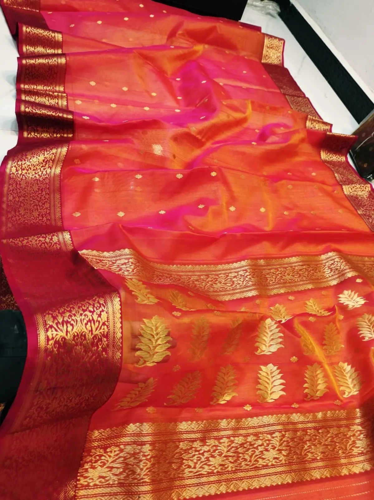 Handwoven Fuchsia & Coral Ombre Fuchsia and Coral Ombre with Regal Gold Zari Border and Pallu Chanderi Silk - Authentic Chanderi Silk Saree Chanderi Saree - View 3