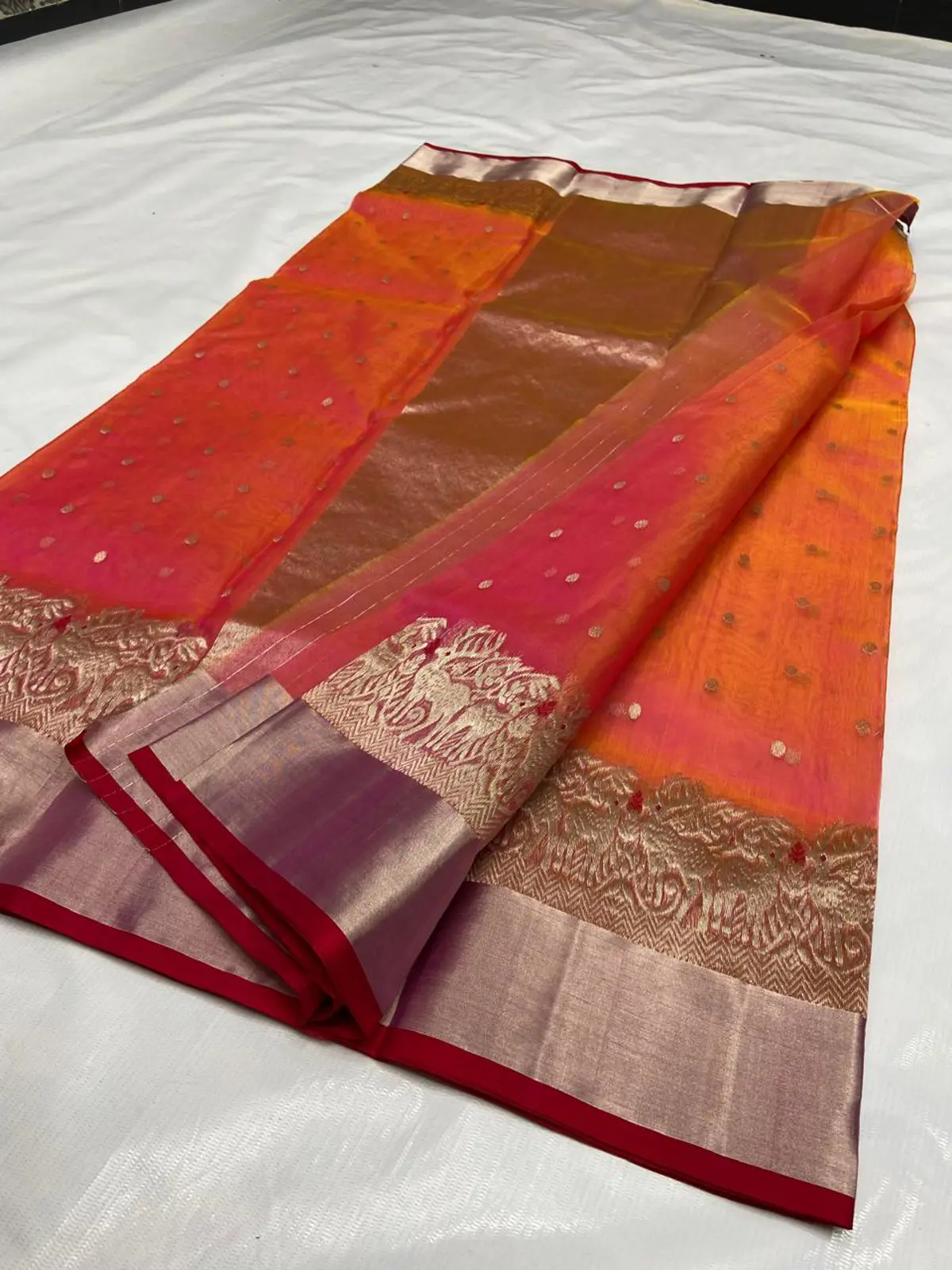 Handwoven Fuchsia Sunset Ombre & Antique Gold Fuchsia Sunset Ombre & Antique Gold Kataan Silk Saree - Authentic Chanderi Silk Saree Chanderi Saree - View 3
