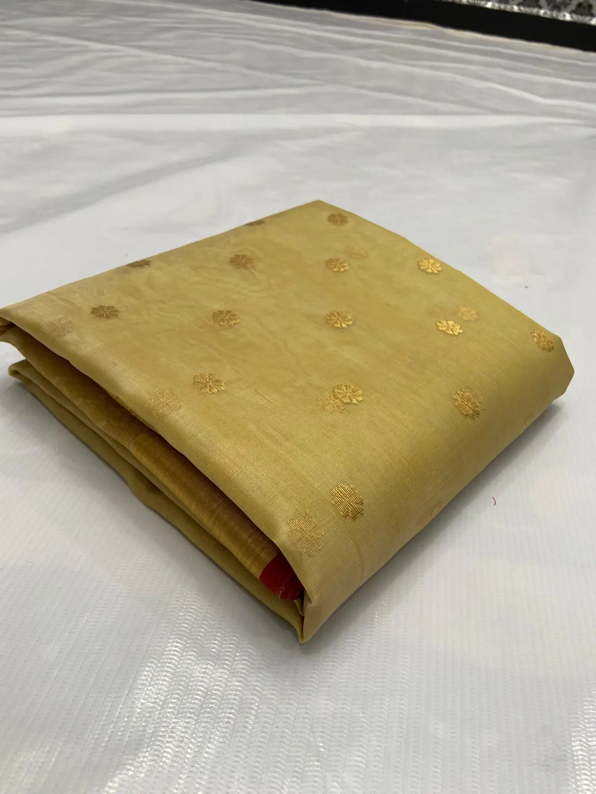 Handwoven Gilded Gold Gilded Gold with Delicate Floral Zari Bootis Kataan Silk - Authentic Chanderi Silk Saree Chanderi Saree - View 1