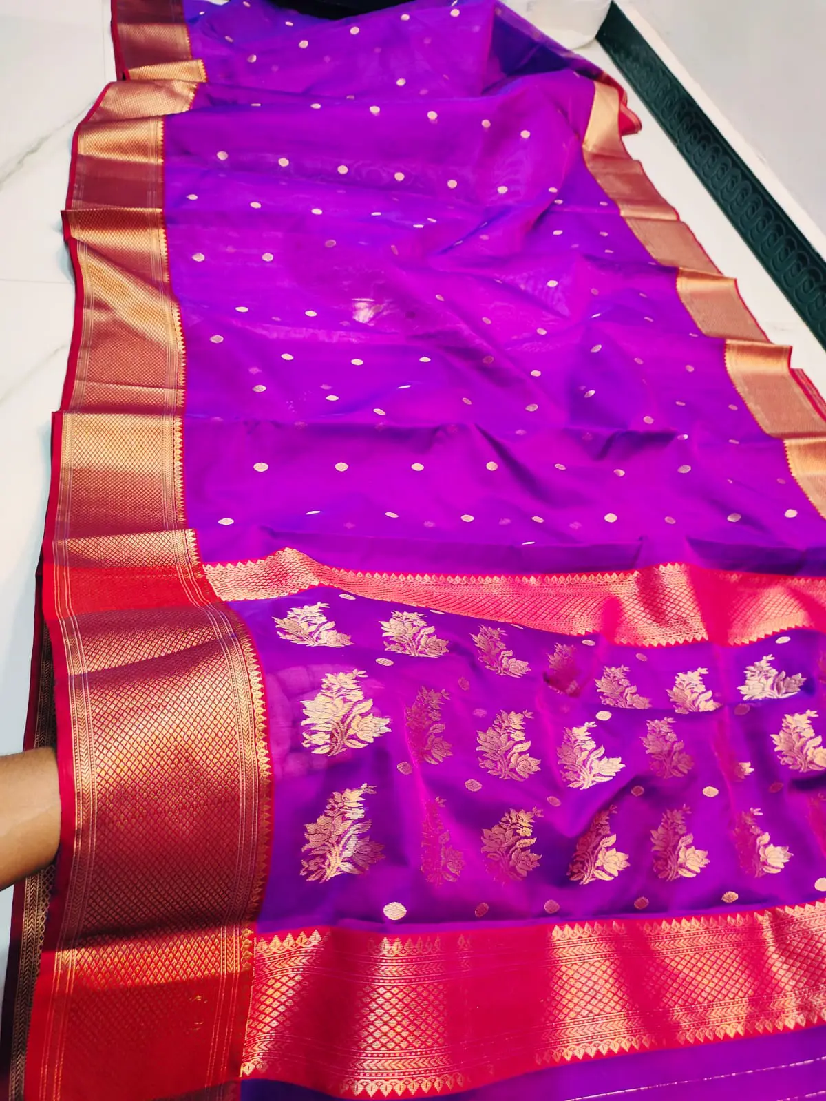 Imperial Magenta with Ruby Red Kadiyal Border and Gold Zari Buttis Chanderi Silk - Handloom Chanderi Saree