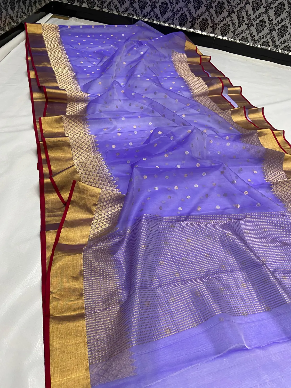 Handwoven Lavender Lavender Haze with Gold Zari Motifs Kataan Silk - Authentic Chanderi Silk Saree Chanderi Saree - View 2