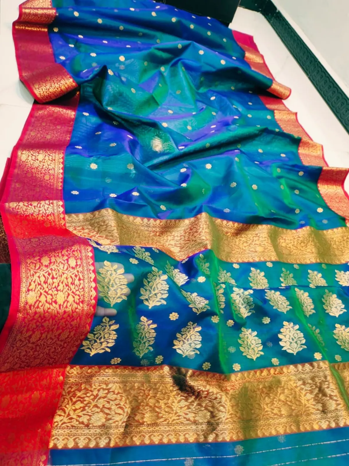 Handwoven Teal Blue Teal Blue with Gold Floral Motifs Kataan Silk - Authentic Chanderi Silk Saree Chanderi Saree - View 2