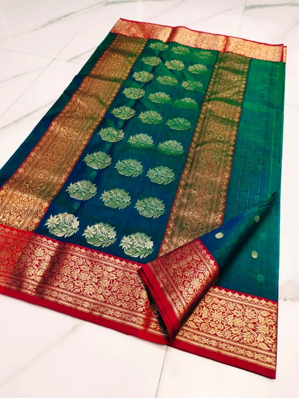 Handwoven Verdant Azure & Regal Crimson with Antique Gold Zari Verdant Azure & Regal Crimson with Antique Gold Zari Kataan Silk Saree - Authentic Chanderi Silk Saree Chanderi Saree - View 3