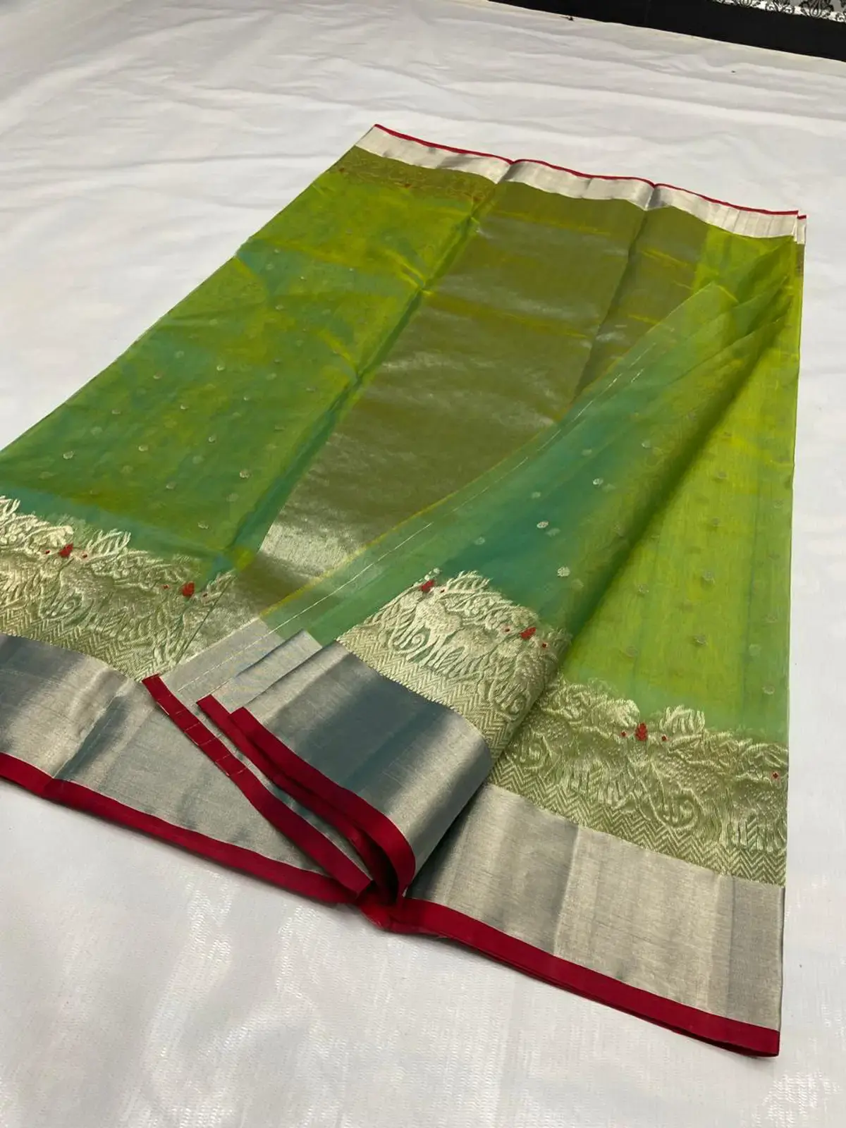 Handwoven Verdant Ombré & Antique Gold Verdant Ombr with Scattered Gold Zari Buttis Kataan Silk - Authentic Chanderi Silk Saree Chanderi Saree - View 2