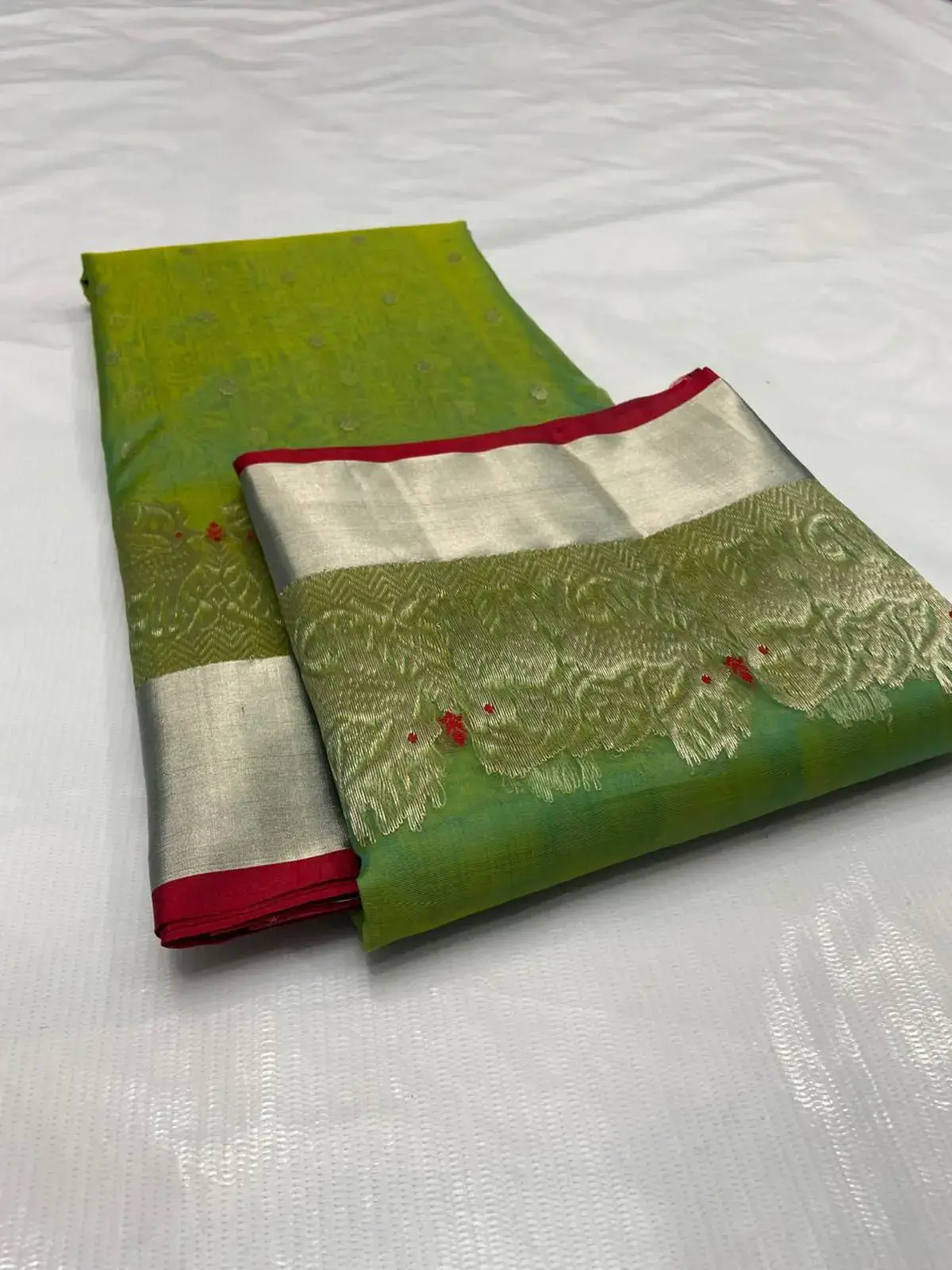 Handwoven Verdant Ombré & Antique Gold Verdant Ombr with Scattered Gold Zari Buttis Kataan Silk - Authentic Chanderi Silk Saree Chanderi Saree - View 4