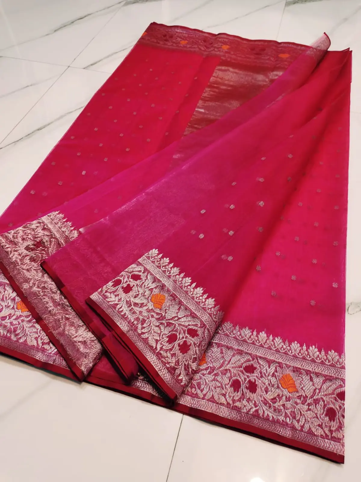Handwoven Vibrant Fuchsia & Metallic Zari Vibrant Fuchsia with Floral Zari Border Kataan Silk - Authentic Chanderi Silk Saree Chanderi Saree - View 4